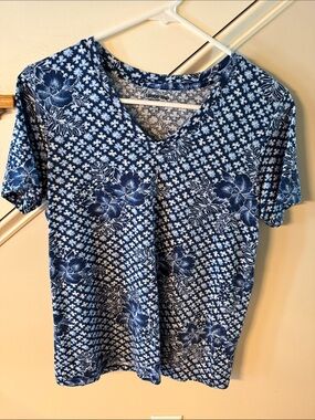 Lands' End Blue Floral V-Neck Short Sleeve Tee